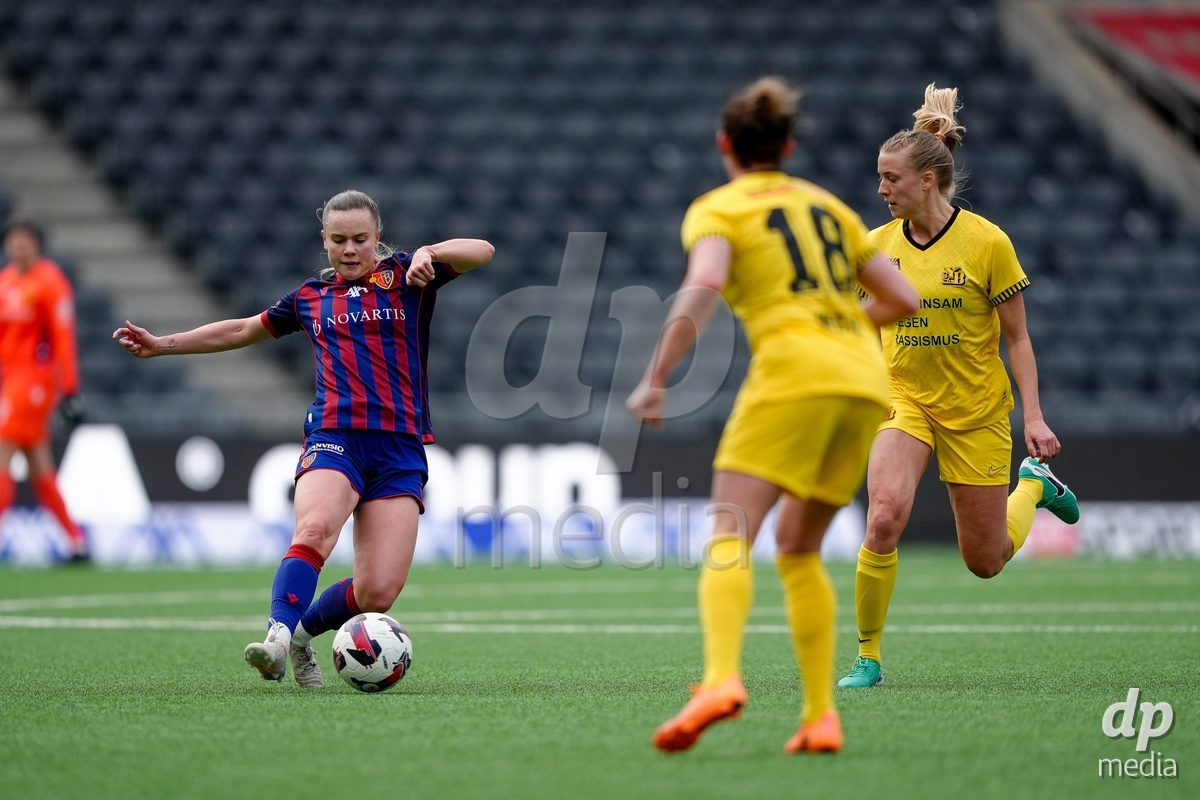 Schweiz: AXA Women's Super League 2025/26, BSC YB Frauen vs FC Basel 1893 - Stadion Wankdorf, Bern: Sabina Jackson (5 FCB) gegen Athena Marie Kuehn (12 YB Frauen)