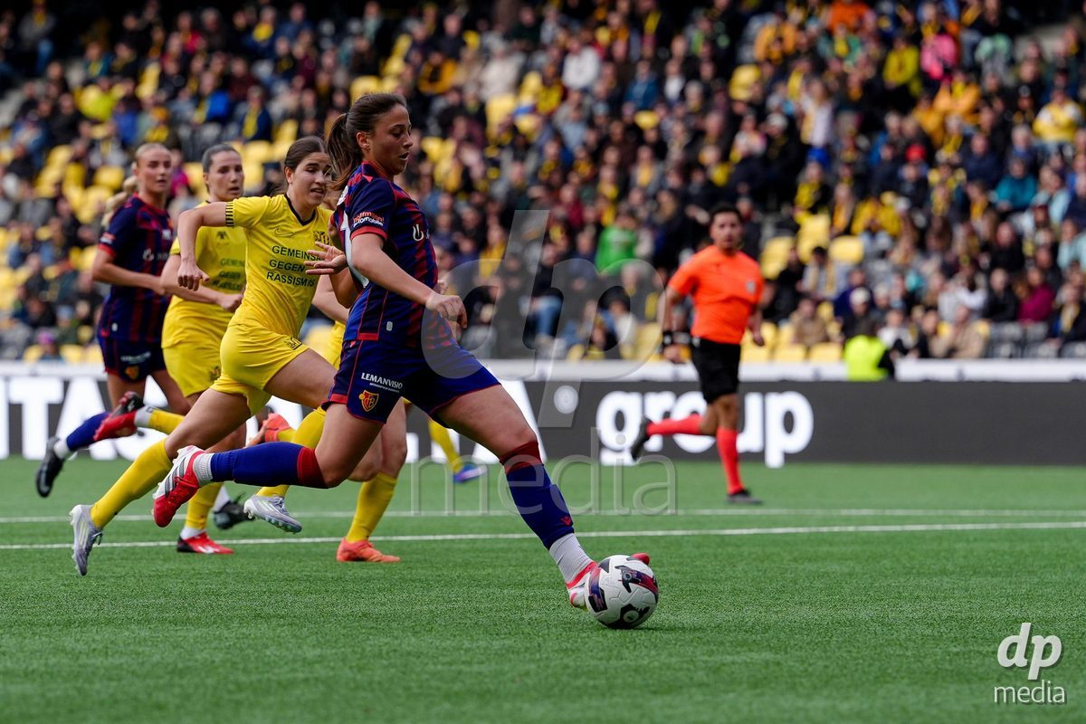 Schweiz: AXA Women's Super League 2025/26, BSC YB Frauen vs FC Basel 1893 - Stadion Wankdorf, Bern: Una Rankic (31 FCB) gegen Giulia Schlup (31 YB Frauen)