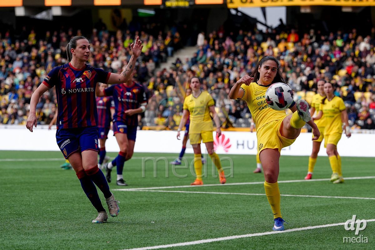 Schweiz: AXA Women's Super League 2025/26, BSC YB Frauen vs FC Basel 1893 - Stadion Wankdorf, Bern: Alice Ilaria Berti (19 FCB) gegen Laura Frey (26 YB Frauen)