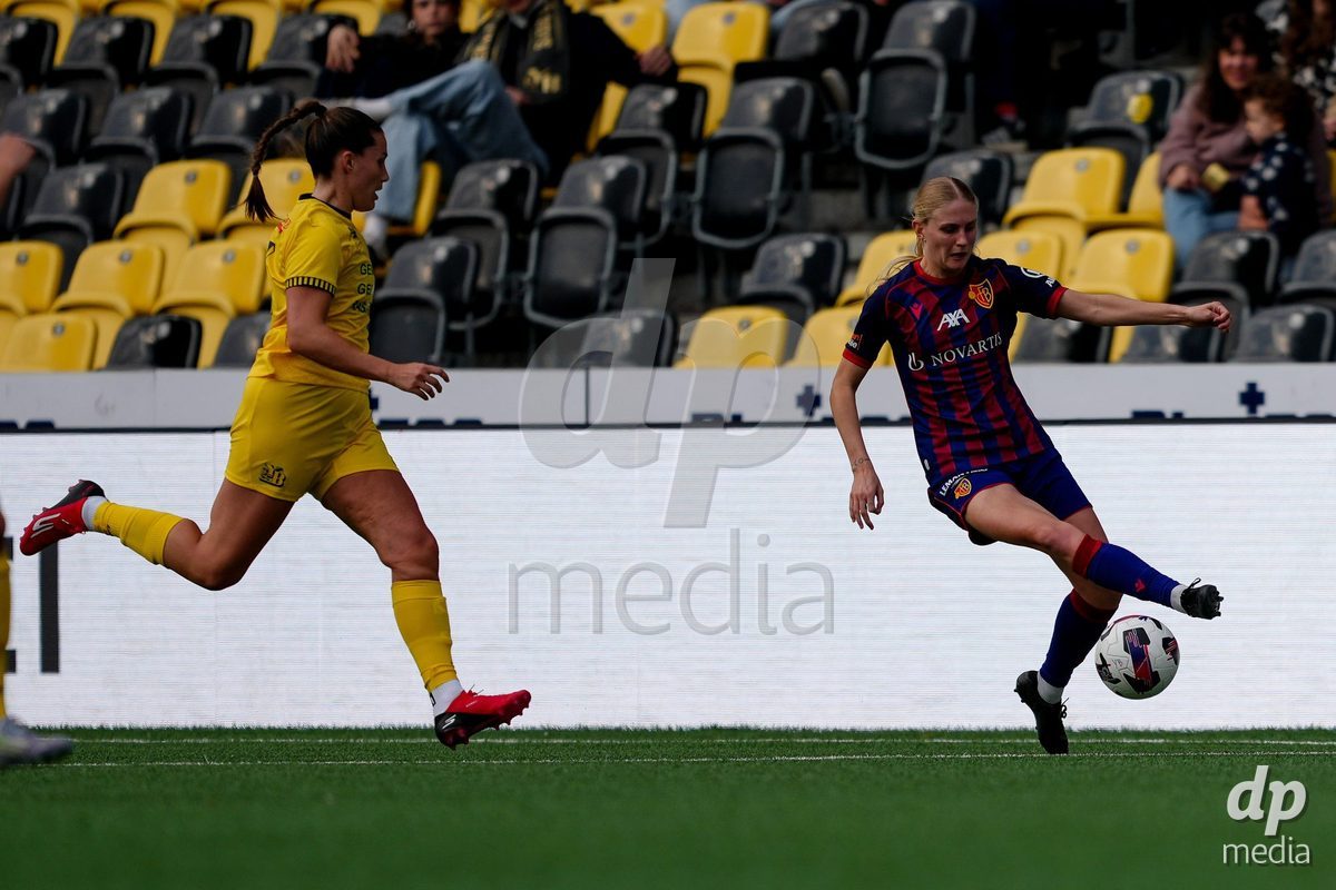 Schweiz: AXA Women's Super League 2025/26, BSC YB Frauen vs FC Basel 1893 - Stadion Wankdorf, Bern: Jacqueline Anne Hand (8 FCB) gegen Maria Jimenez Gutierrez (4 YB Frauen)