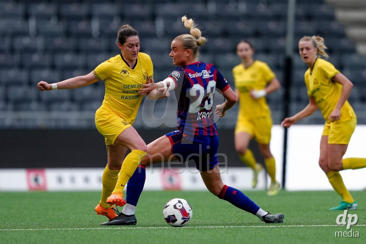 Schweiz: AXA Women's Super League 2025/26, BSC YB Frauen vs FC Basel 1893 - Stadion Wankdorf, Bern: Anna Krog (23 FCB) gegen Wibke Meister (18 YB Frauen)