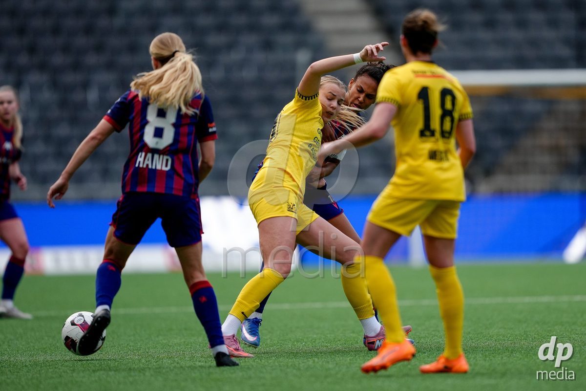 Schweiz: AXA Women's Super League 2025/26, BSC YB Frauen vs FC Basel 1893 - Stadion Wankdorf, Bern: Maja Jelcic (99 YB Frauen) gegen Coumba Louisa Sow (18 FCB) und Jacqueline Anne Hand (8 FCB)