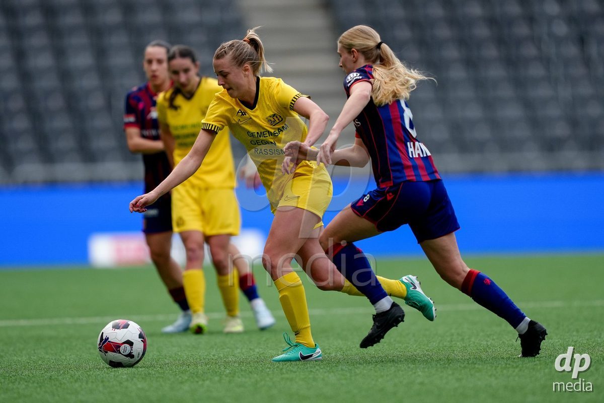 Schweiz: AXA Women's Super League 2025/26, BSC YB Frauen vs FC Basel 1893 - Stadion Wankdorf, Bern: Athena Marie Kuehn (12 YB Frauen) gegen Jacqueline Anne Hand (8 FCB)