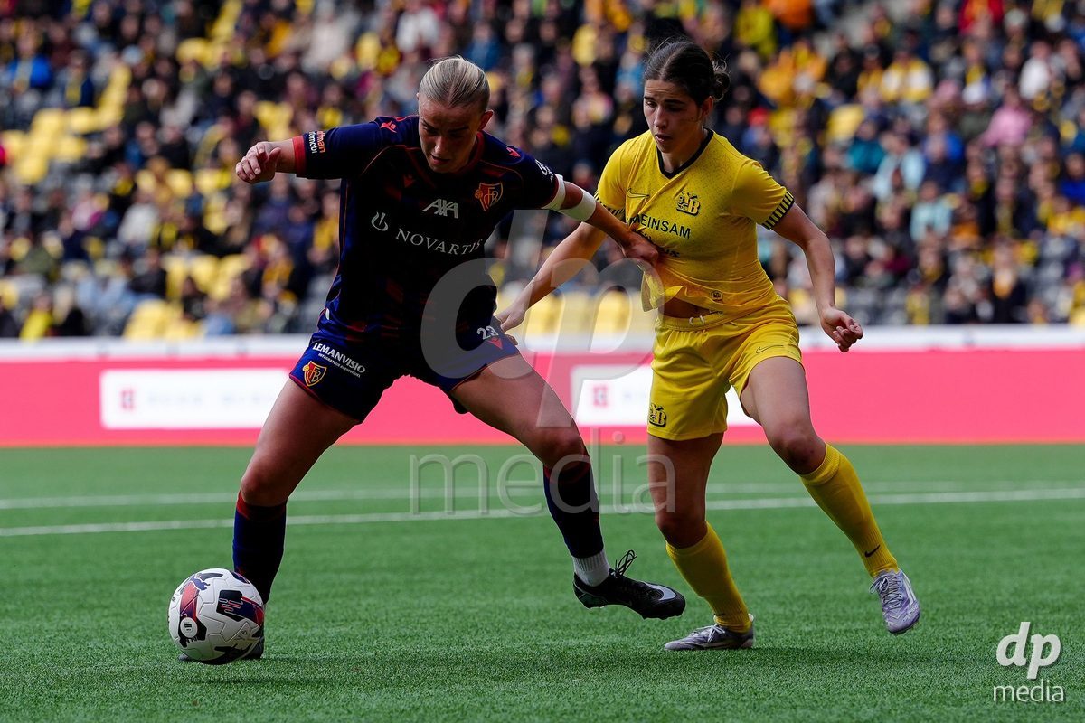 Schweiz: AXA Women's Super League 2025/26, BSC YB Frauen vs FC Basel 1893 - Stadion Wankdorf, Bern: Anna Krog (23 FCB) gegen Giulia Schlup (31 YB Frauen)