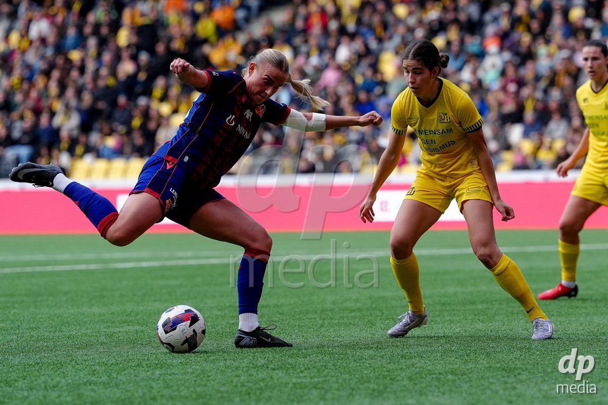 Schweiz: AXA Women's Super League 2025/26, BSC YB Frauen vs FC Basel 1893 - Stadion Wankdorf, Bern: Anna Krog (23 FCB) gegen Giulia Schlup (31 YB Frauen)