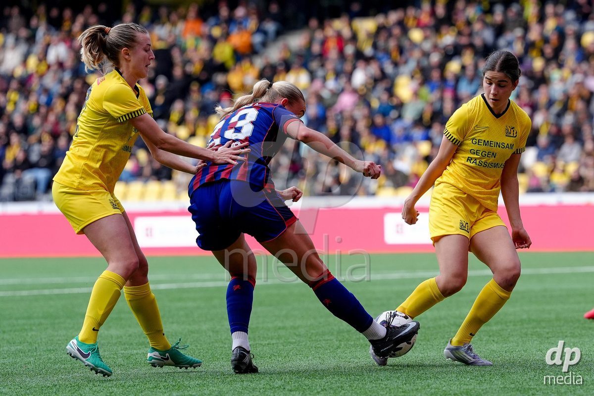 Schweiz: AXA Women's Super League 2025/26, BSC YB Frauen vs FC Basel 1893 - Stadion Wankdorf, Bern: Anna Krog (23 FCB) gegen Giulia Schlup (31 YB Frauen) und Athena Marie Kuehn (12 YB Frauen)