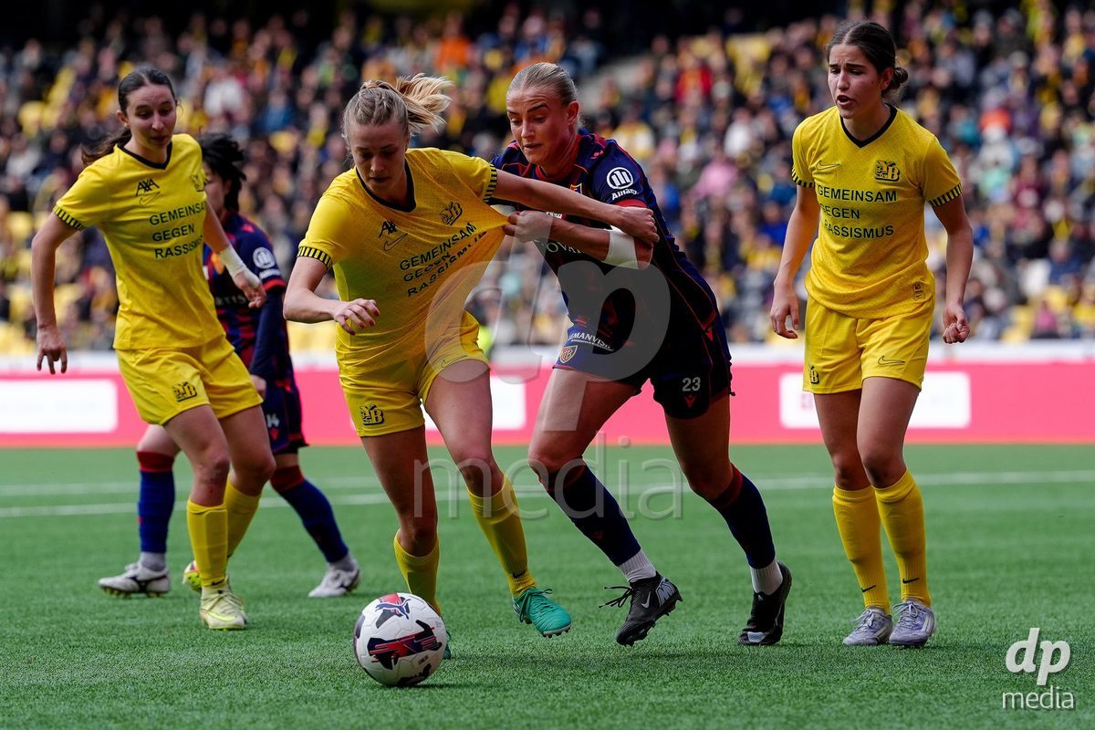 Schweiz: AXA Women's Super League 2025/26, BSC YB Frauen vs FC Basel 1893 - Stadion Wankdorf, Bern: Anna Krog (23 FCB) gegen Malaurie Granges (13 YB Frauen), Athena Marie Kuehn (12 YB Frauen) und Giulia Schlup (31 YB Frauen)