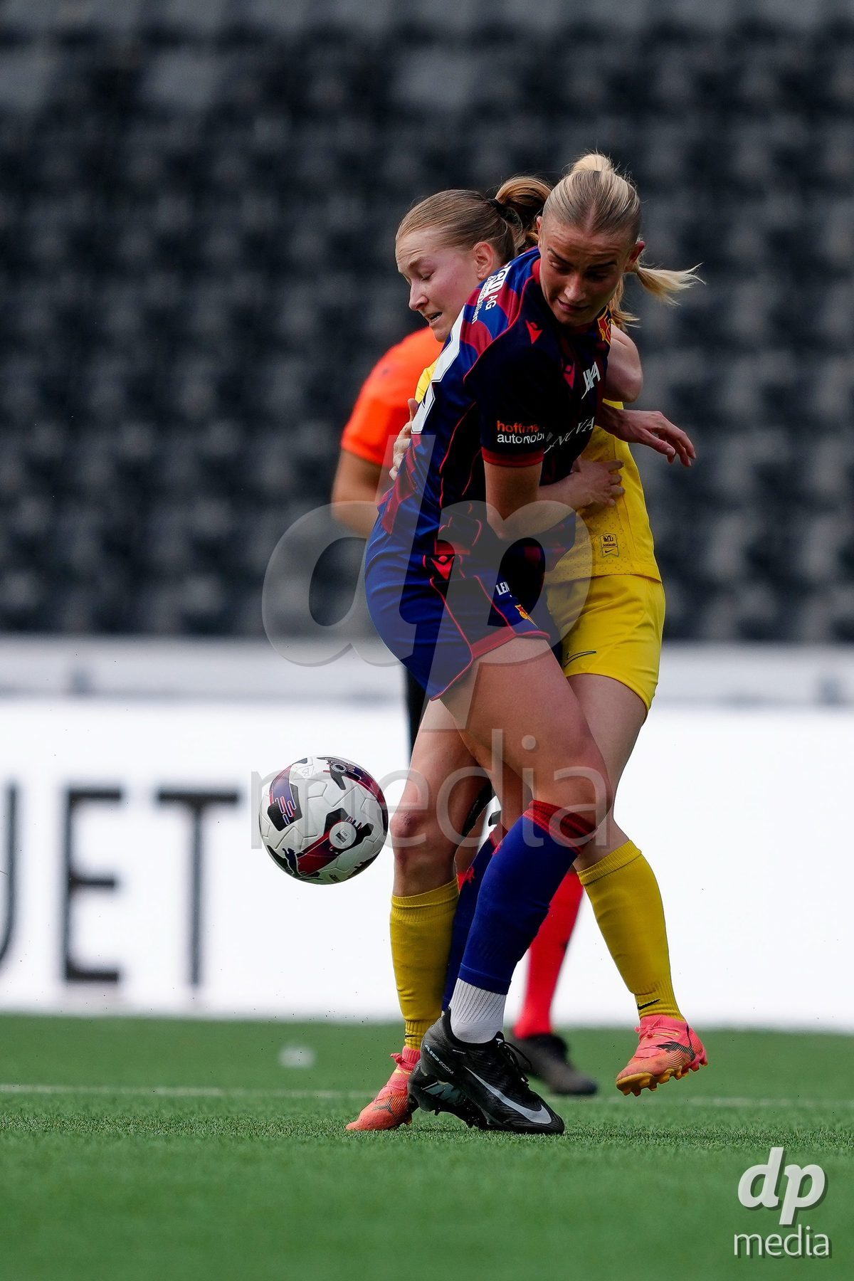 Schweiz: AXA Women's Super League 2025/26, BSC YB Frauen vs FC Basel 1893 - Stadion Wankdorf, Bern: Anna Krog (23 FCB) gegen Noa Linn Münger - Noa Linn Munger (8 YB Frauen)
