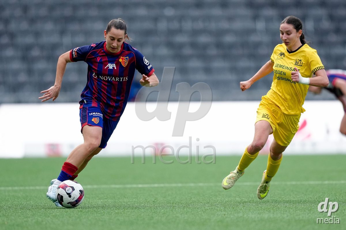 Schweiz: AXA Women's Super League 2025/26, BSC YB Frauen vs FC Basel 1893 - Stadion Wankdorf, Bern: Malaurie Granges (13 YB Frauen) gegen Wiktoria Agata Zieniewicz (3 FCB)