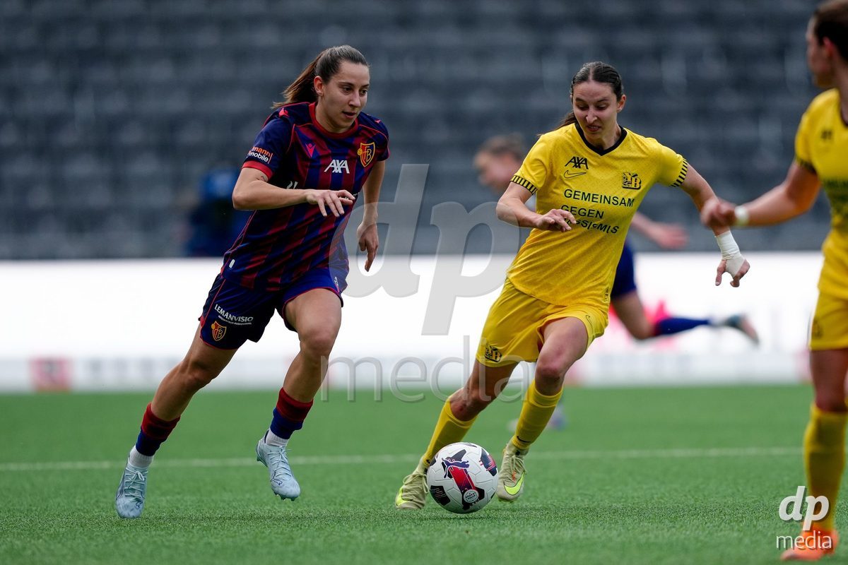 Schweiz: AXA Women's Super League 2025/26, BSC YB Frauen vs FC Basel 1893 - Stadion Wankdorf, Bern: Malaurie Granges (13 YB Frauen) gegen Wiktoria Agata Zieniewicz (3 FCB)