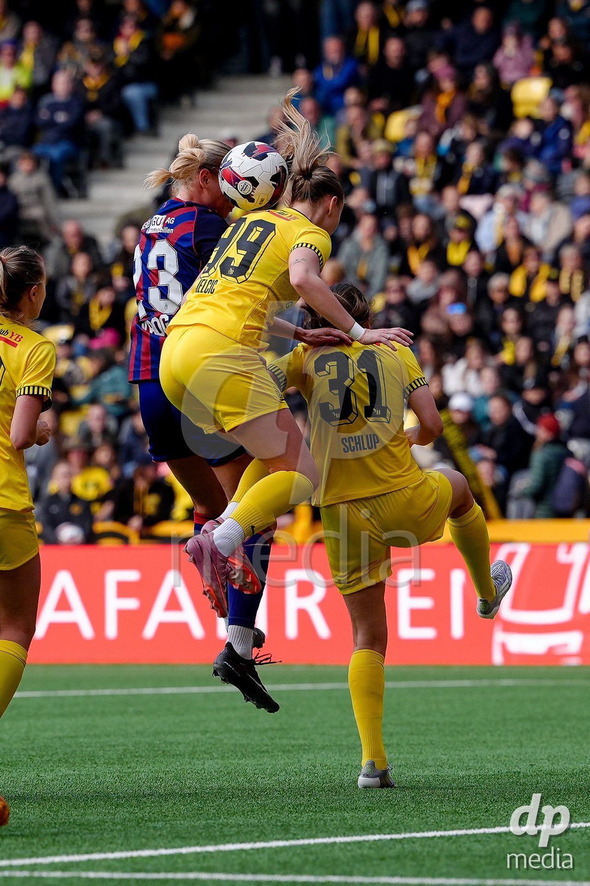 Schweiz: AXA Women's Super League 2025/26, BSC YB Frauen vs FC Basel 1893 - Stadion Wankdorf, Bern: Anna Krog (23 FCB) in einem Kopfball Duell mit Maja Jelcic (99 YB Frauen) und Giulia Schlup (31 YB Frauen)