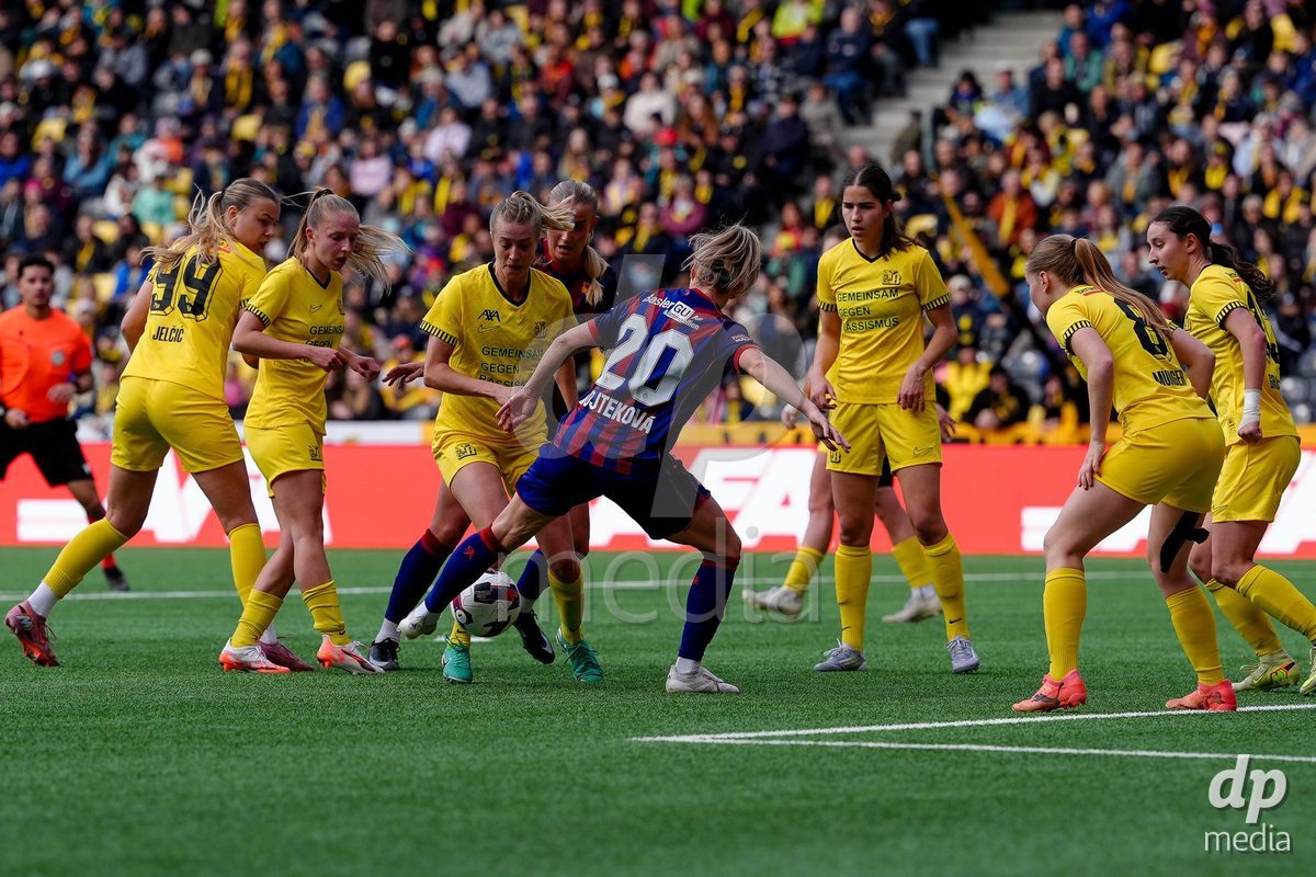 Schweiz: AXA Women's Super League 2025/26, BSC YB Frauen vs FC Basel 1893 - Stadion Wankdorf, Bern: Andrea Schenk (6 YB Frauen), Giulia Schlup (31 YB Frauen), Athena Marie Kuehn (12 YB Frauen), Maja Jelcic (99 YB Frauen) und Malaurie Granges (13 YB Frauen) gegen Anna Krog (23 FCB)