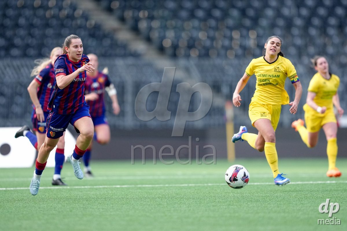 Schweiz: AXA Women's Super League 2025/26, BSC YB Frauen vs FC Basel 1893 - Stadion Wankdorf, Bern: Laura Frey (26 YB Frauen) gegen Wiktoria Agata Zieniewicz (3 FCB)