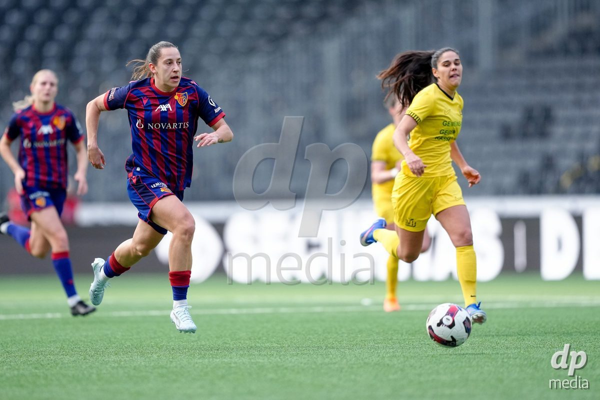 Schweiz: AXA Women's Super League 2025/26, BSC YB Frauen vs FC Basel 1893 - Stadion Wankdorf, Bern: Wiktoria Agata Zieniewicz (3 FCB) gegen Laura Frey (26 YB Frauen)