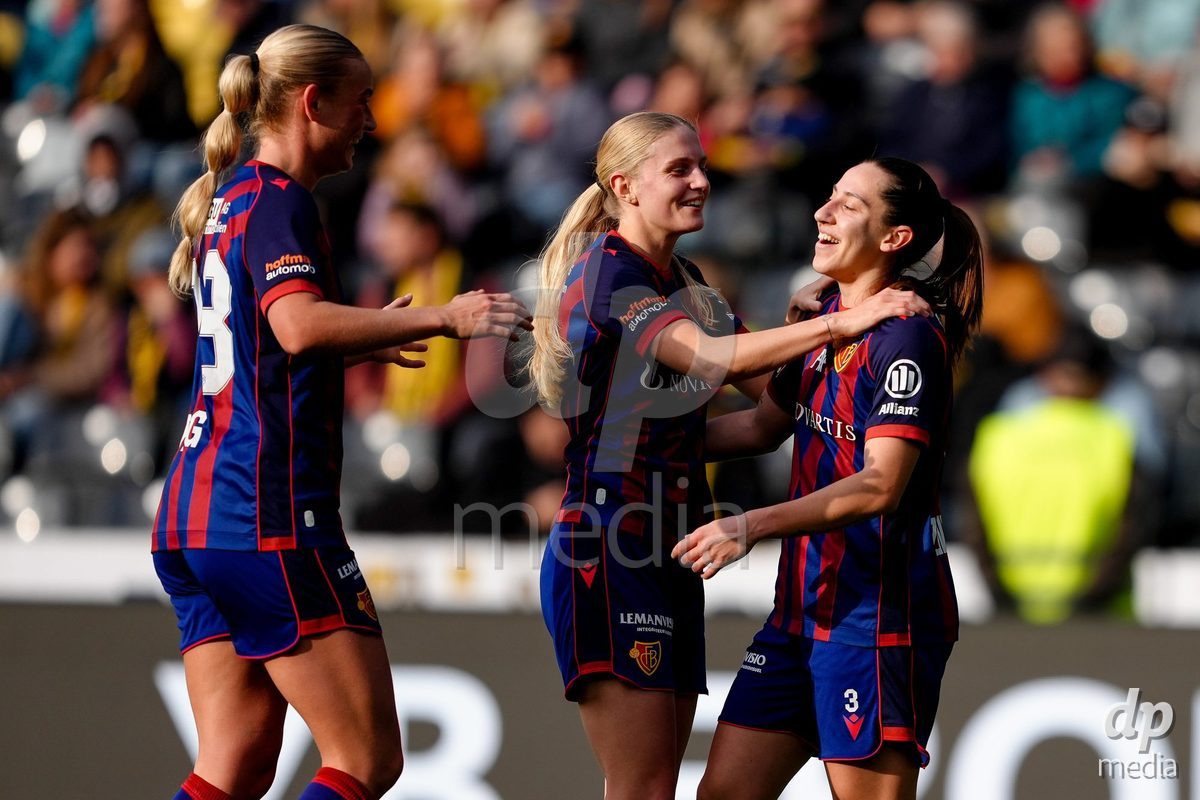 Schweiz: AXA Women's Super League 2025/26, BSC YB Frauen vs FC Basel 1893 - Stadion Wankdorf, Bern: Wiktoria Agata Zieniewicz (3 FCB) jubelt nach ihrem Tor mit Jacqueline Anne Hand (8 FCB) und Anna Krog (23 FCB)