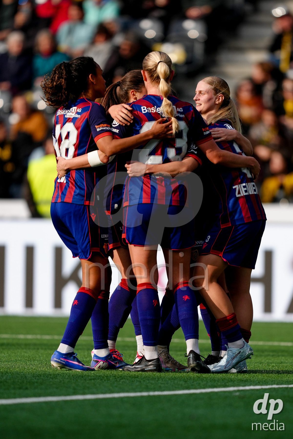 Schweiz: AXA Women's Super League 2025/26, BSC YB Frauen vs FC Basel 1893 - Stadion Wankdorf, Bern: Wiktoria Agata Zieniewicz (3 FCB) jubelt nach ihrem Tor mit dem Team