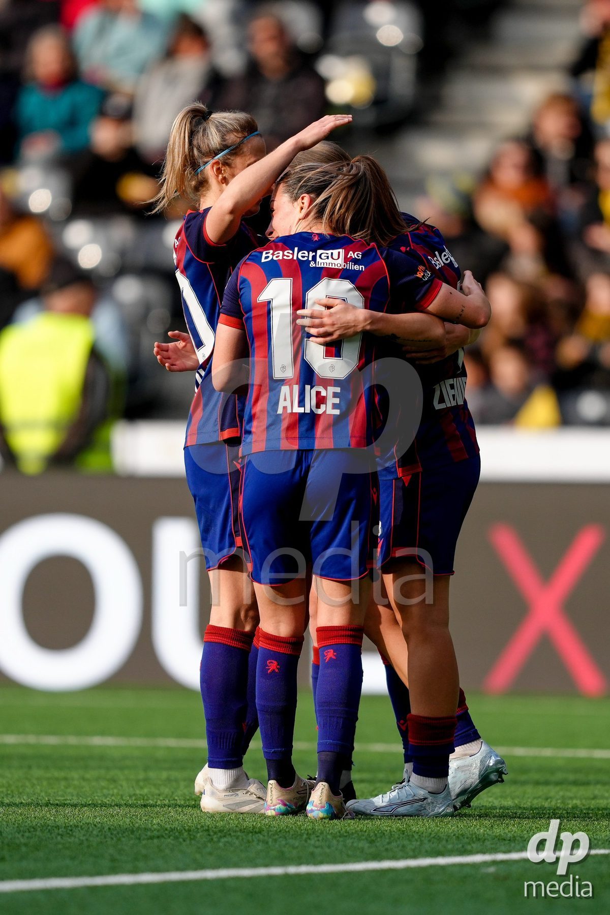Schweiz: AXA Women's Super League 2025/26, BSC YB Frauen vs FC Basel 1893 - Stadion Wankdorf, Bern: Wiktoria Agata Zieniewicz (3 FCB) jubelt nach ihrem Tor mit dem Team
