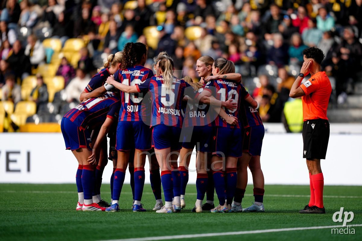 Schweiz: AXA Women's Super League 2025/26, BSC YB Frauen vs FC Basel 1893 - Stadion Wankdorf, Bern: Wiktoria Agata Zieniewicz (3 FCB) jubelt nach ihrem Tor mit dem Team