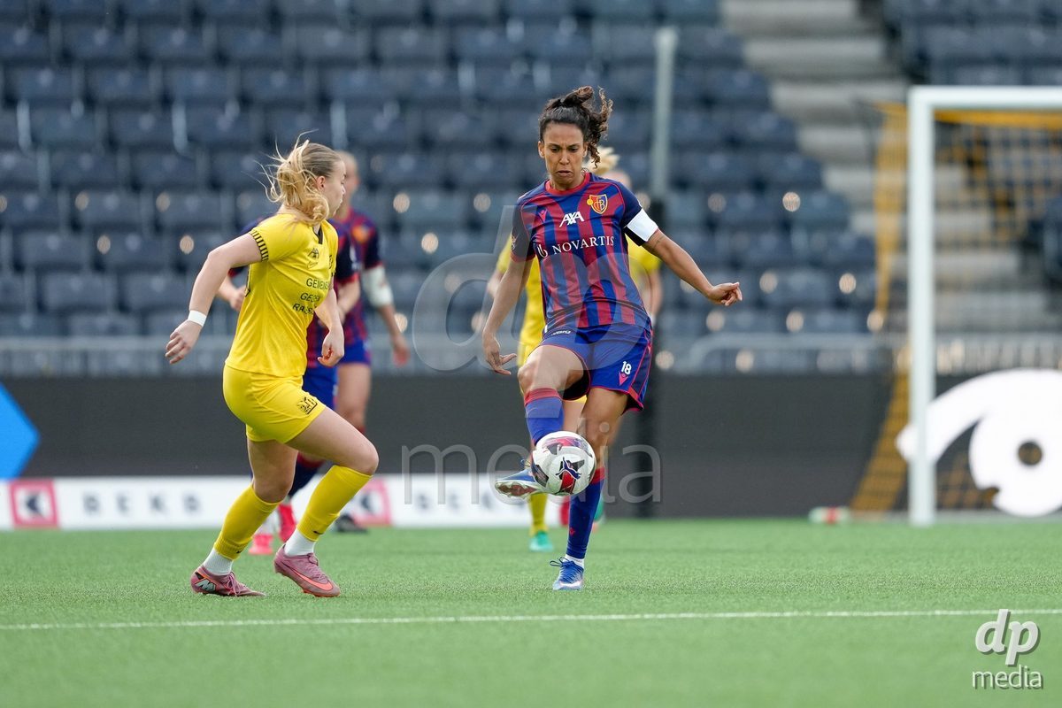 Schweiz: AXA Women's Super League 2025/26, BSC YB Frauen vs FC Basel 1893 - Stadion Wankdorf, Bern: Coumba Louisa Sow (18 FCB) gegen Maja Jelcic (99 YB Frauen)