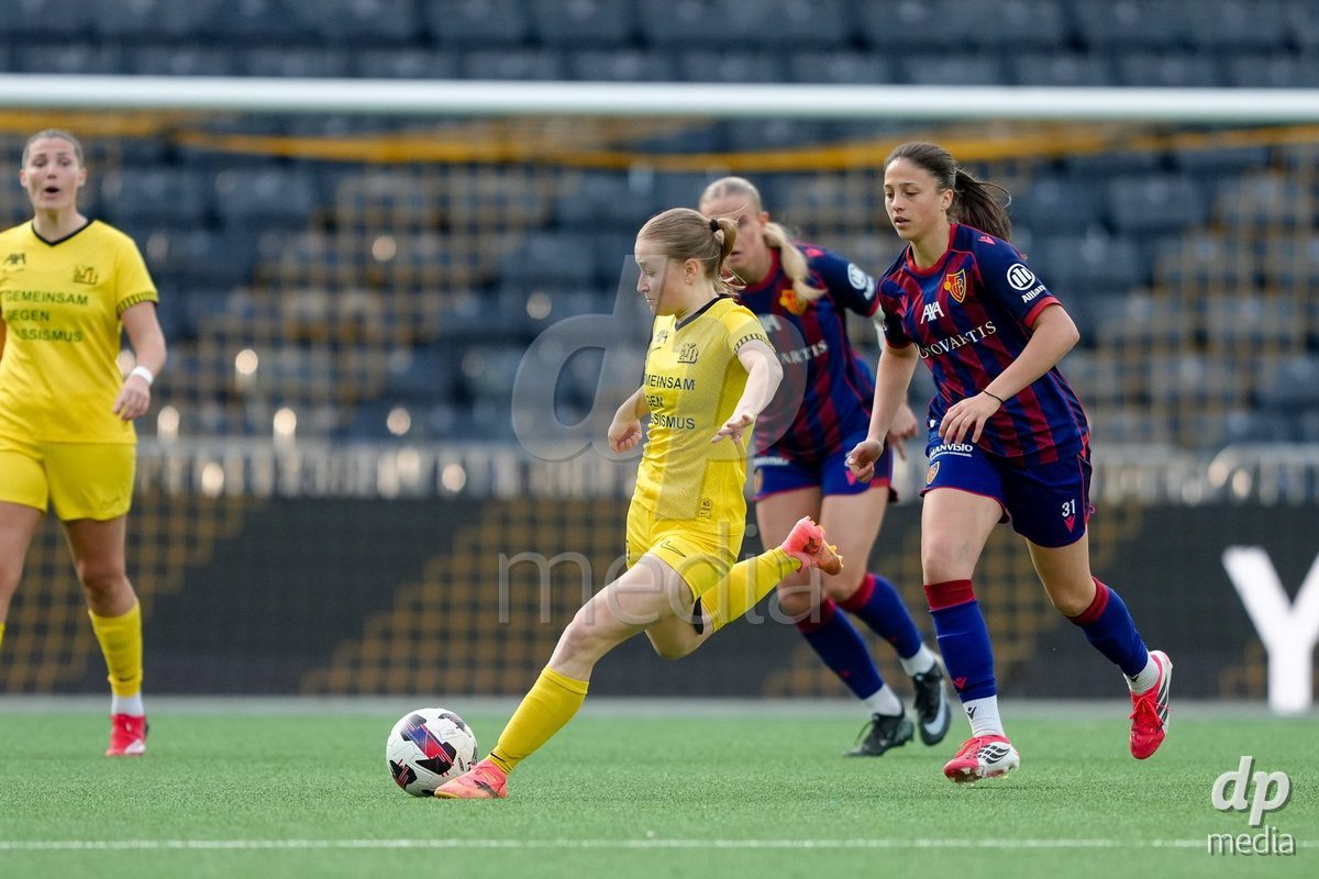 Schweiz: AXA Women's Super League 2025/26, BSC YB Frauen vs FC Basel 1893 - Stadion Wankdorf, Bern: Una Rankic (31 FCB) gegen Noa Linn Münger - Noa Linn Munger (8 YB Frauen)