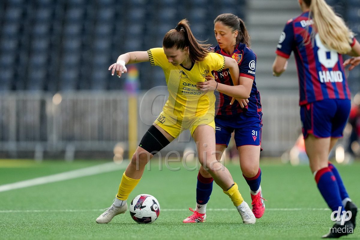 Schweiz: AXA Women's Super League 2025/26, BSC YB Frauen vs FC Basel 1893 - Stadion Wankdorf, Bern: Una Rankic (31 FCB) gegen Emilie Bernhardt (25 YB Frauen)