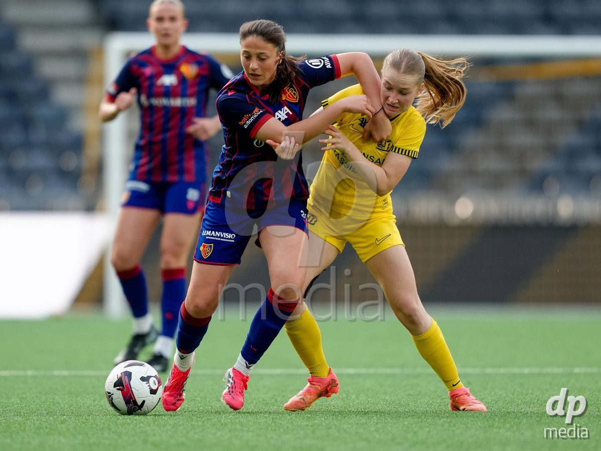 Schweiz: AXA Women's Super League 2025/26, BSC YB Frauen vs FC Basel 1893 - Stadion Wankdorf, Bern: Una Rankic (31 FCB) gegen Noa Linn Münger - Noa Linn Munger (8 YB Frauen)