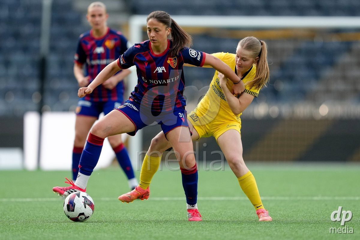 Schweiz: AXA Women's Super League 2025/26, BSC YB Frauen vs FC Basel 1893 - Stadion Wankdorf, Bern: Una Rankic (31 FCB) gegen Noa Linn Münger - Noa Linn Munger (8 YB Frauen)