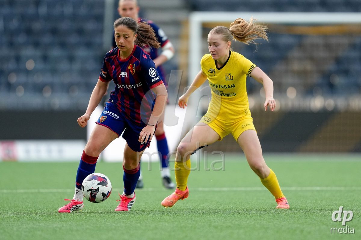 Schweiz: AXA Women's Super League 2025/26, BSC YB Frauen vs FC Basel 1893 - Stadion Wankdorf, Bern: Una Rankic (31 FCB) gegen Noa Linn Münger - Noa Linn Munger (8 YB Frauen)