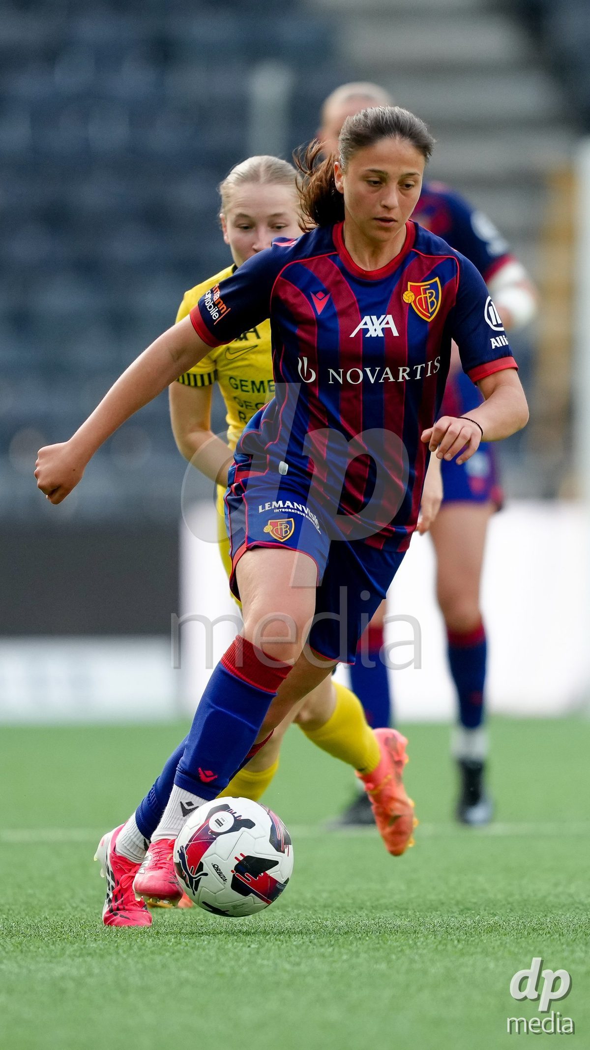 Schweiz: AXA Women's Super League 2025/26, BSC YB Frauen vs FC Basel 1893 - Stadion Wankdorf, Bern: Una Rankic (31 FCB) gegen Noa Linn Münger - Noa Linn Munger (8 YB Frauen)