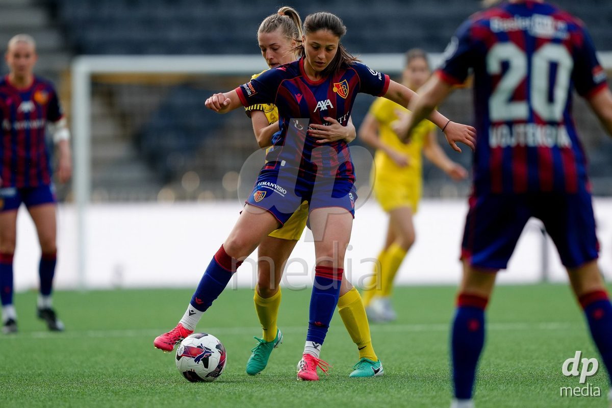 Schweiz: AXA Women's Super League 2025/26, BSC YB Frauen vs FC Basel 1893 - Stadion Wankdorf, Bern: Una Rankic (31 FCB) gegen Athena Marie Kuehn (12 YB Frauen)