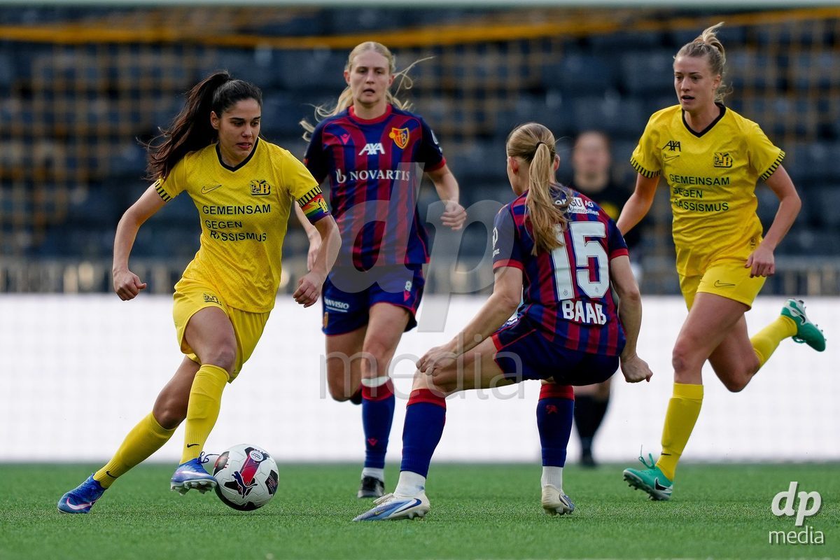 Schweiz: AXA Women's Super League 2025/26, BSC YB Frauen vs FC Basel 1893 - Stadion Wankdorf, Bern: Laura Frey (26 YB Frauen) und Athena Marie Kuehn (12 YB Frauen) gegen Jacqueline Anne Hand (8 FCB) und Antonia Baass (15 FCB)