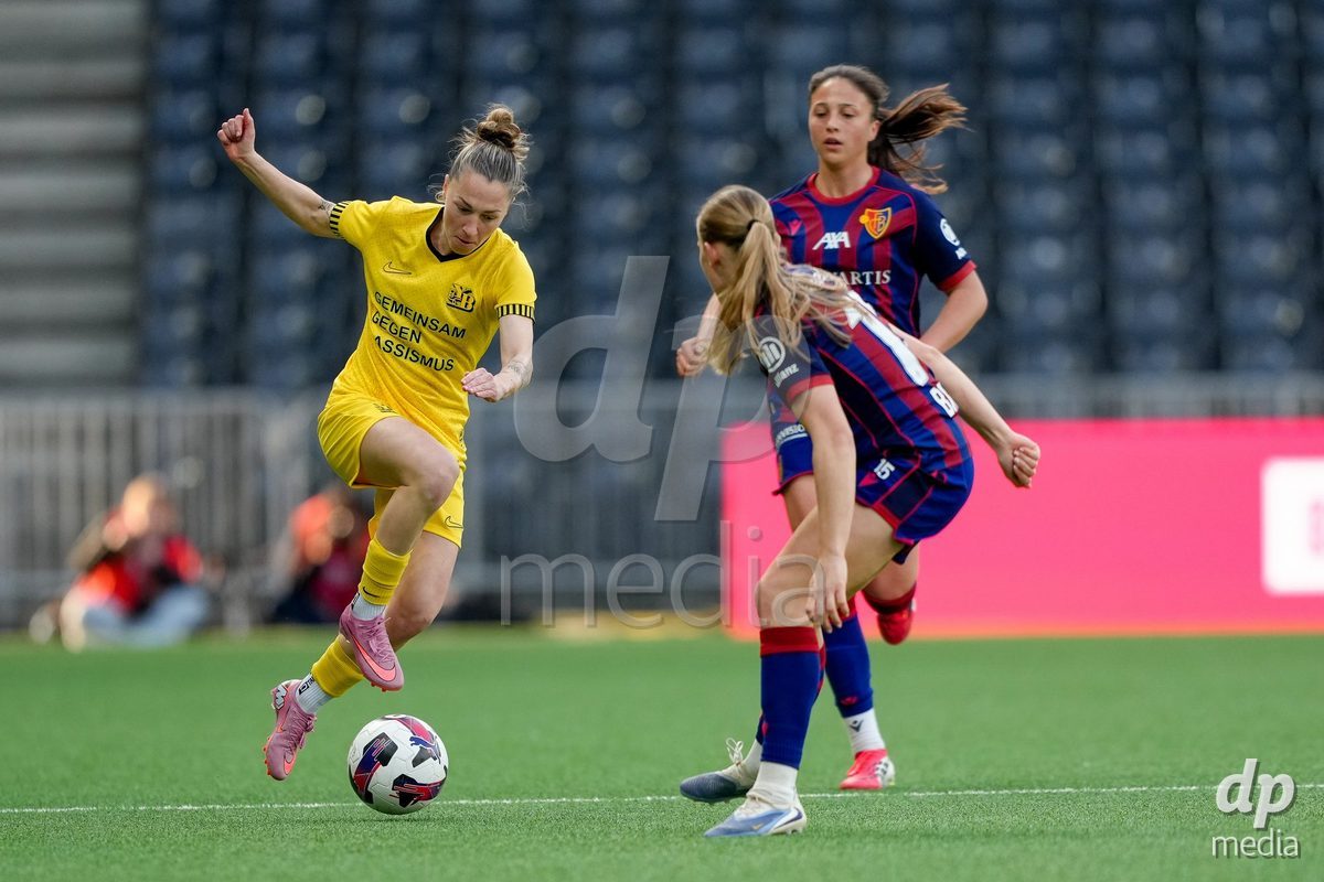 Schweiz: AXA Women's Super League 2025/26, BSC YB Frauen vs FC Basel 1893 - Stadion Wankdorf, Bern: Lisa Josten (24 YB Frauen) gegen Una Rankic (31 FCB) und Antonia Baass (15 FCB)