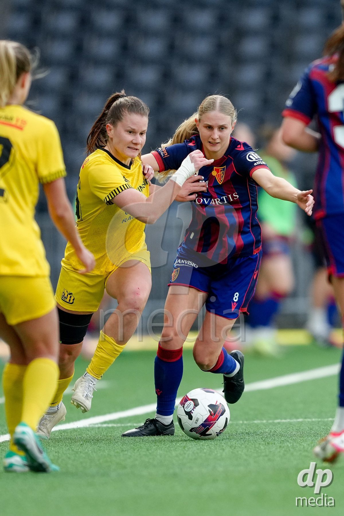 Schweiz: AXA Women's Super League 2025/26, BSC YB Frauen vs FC Basel 1893 - Stadion Wankdorf, Bern: Emilie Bernhardt (25 YB Frauen) gegen Jacqueline Anne Hand (8 FCB)