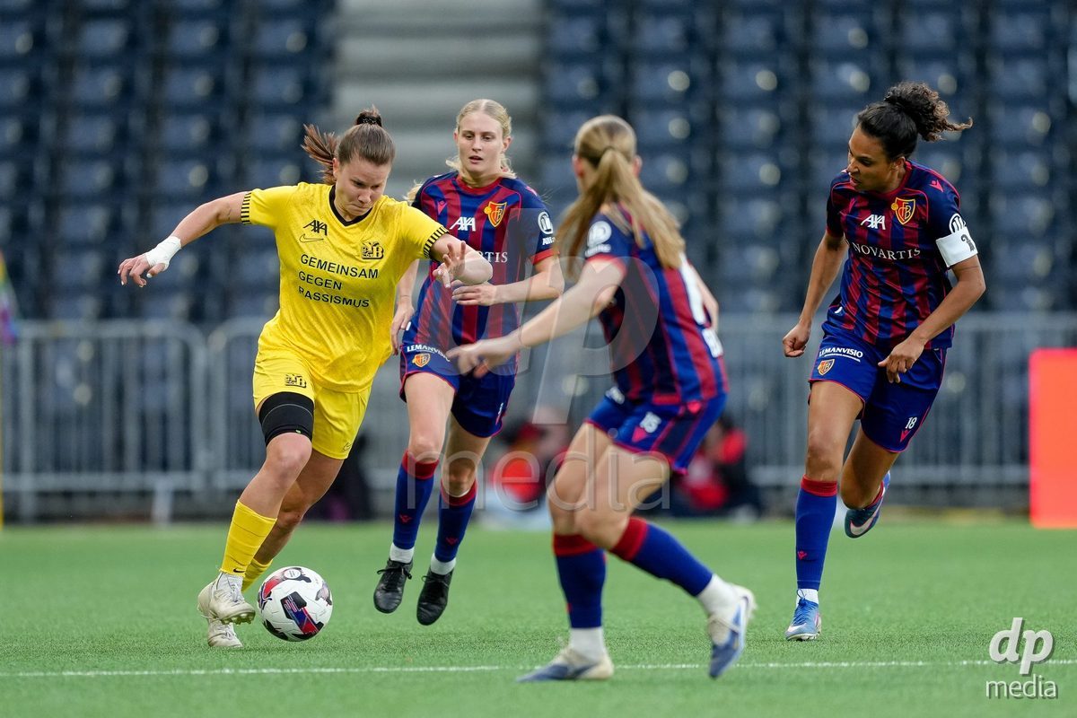 Schweiz: AXA Women's Super League 2025/26, BSC YB Frauen vs FC Basel 1893 - Stadion Wankdorf, Bern: Emilie Bernhardt (25 YB Frauen) gegen Jacqueline Anne Hand (8 FCB), Antonia Baass (15 FCB) und Coumba Louisa Sow (18 FCB)