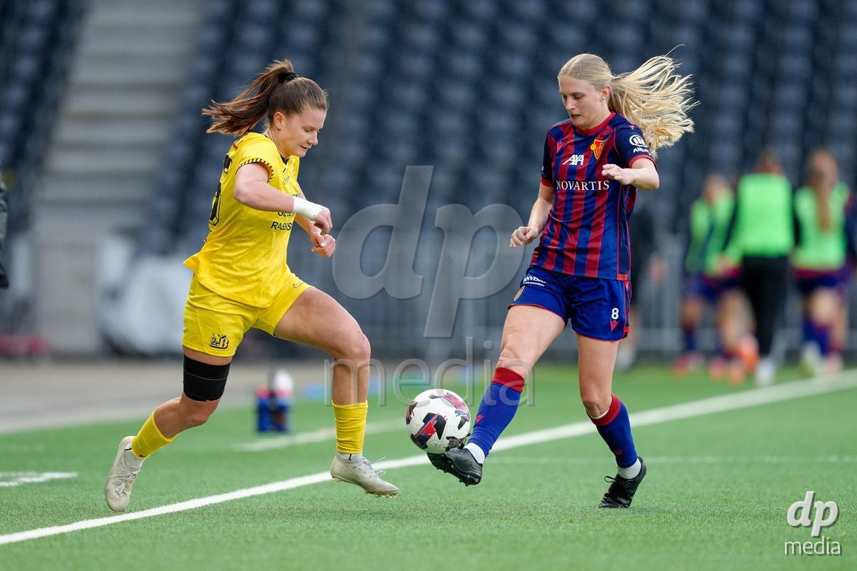Schweiz: AXA Women's Super League 2025/26, BSC YB Frauen vs FC Basel 1893 - Stadion Wankdorf, Bern: Jacqueline Anne Hand (8 FCB) gegen Emilie Bernhardt (25 YB Frauen)