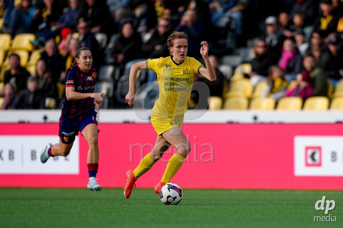 Schweiz: AXA Women's Super League 2025/26, BSC YB Frauen vs FC Basel 1893 - Stadion Wankdorf, Bern: Bianca Dysli (23 YB Frauen) gegen Wiktoria Agata Zieniewicz (3 FCB)