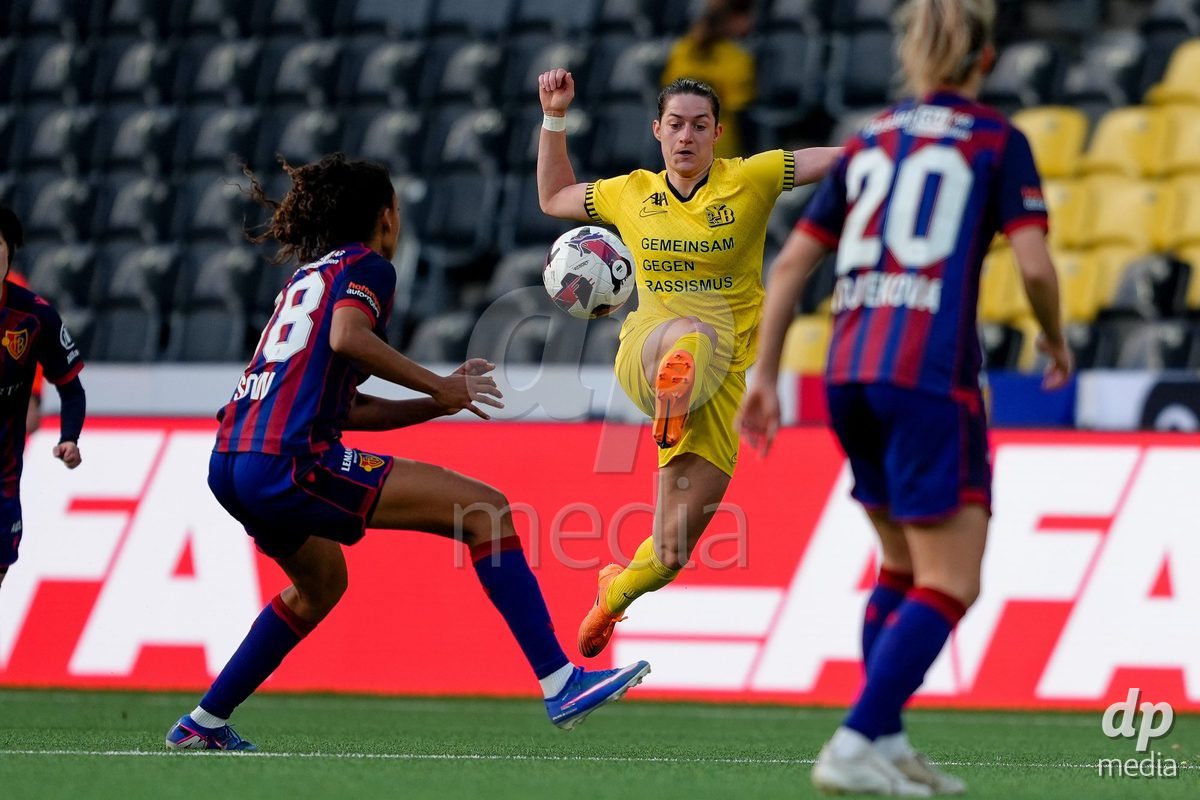 Schweiz: AXA Women's Super League 2025/26, BSC YB Frauen vs FC Basel 1893 - Stadion Wankdorf, Bern: Wibke Meister (18 YB Frauen) gegen Coumba Louisa Sow (18 FCB)