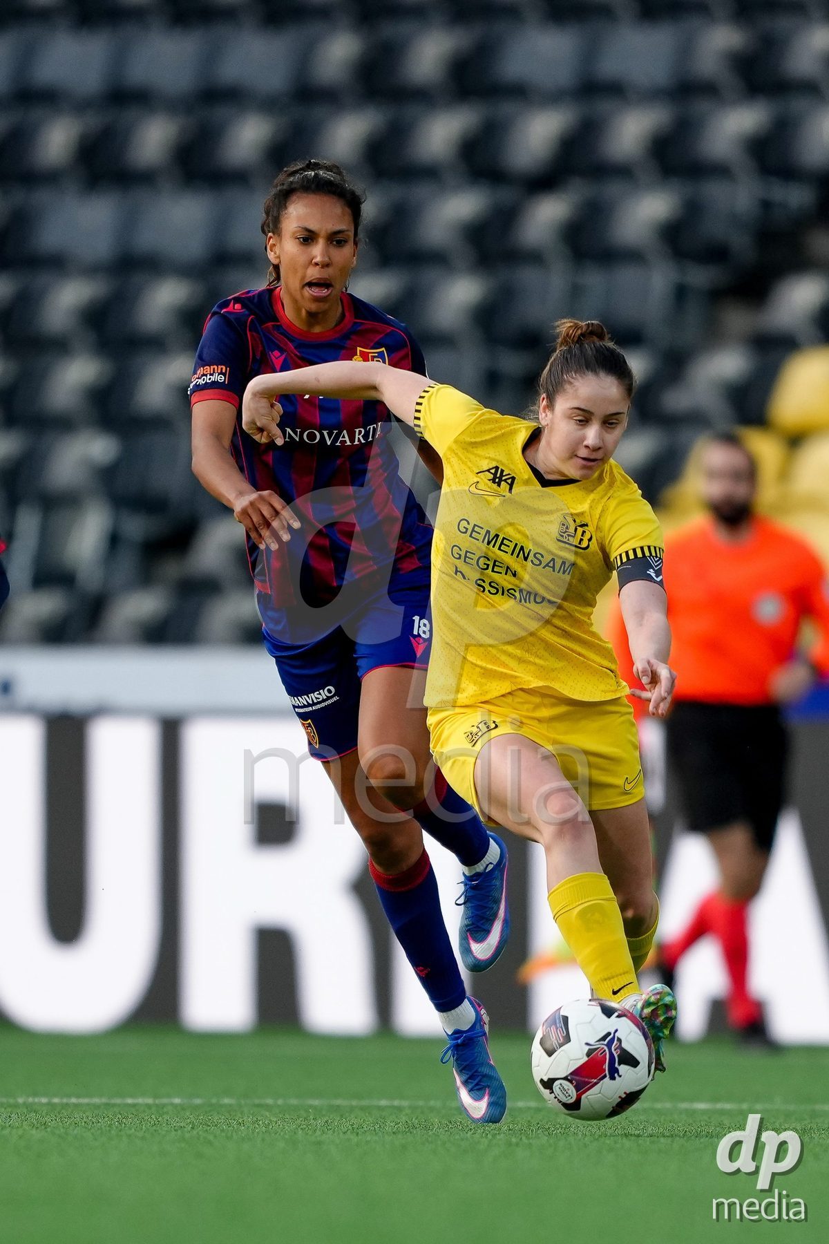 Schweiz: AXA Women's Super League 2025/26, BSC YB Frauen vs FC Basel 1893 - Stadion Wankdorf, Bern: Coumba Louisa Sow (18 FCB) gegen Georgia Chalatsogianni (22 YB Frauen)