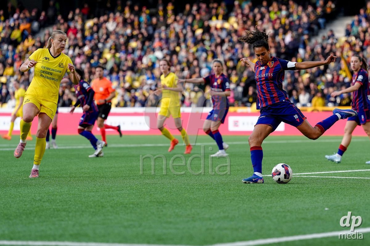 Schweiz: AXA Women's Super League 2025/26, BSC YB Frauen vs FC Basel 1893 - Stadion Wankdorf, Bern: Coumba Louisa Sow (18 FCB) gegen Maja Jelcic (99 YB Frauen)