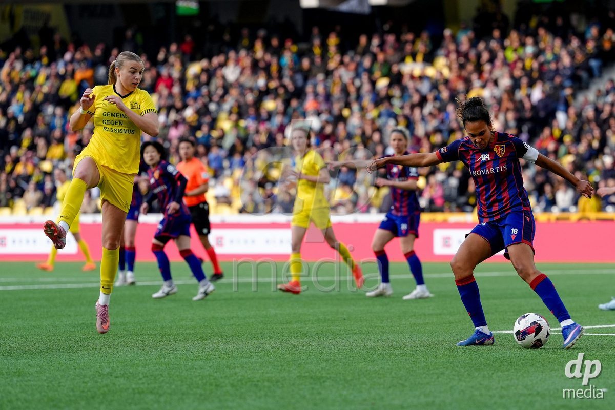 Schweiz: AXA Women's Super League 2025/26, BSC YB Frauen vs FC Basel 1893 - Stadion Wankdorf, Bern: Maja Jelcic (99 YB Frauen) gegen Coumba Louisa Sow (18 FCB)