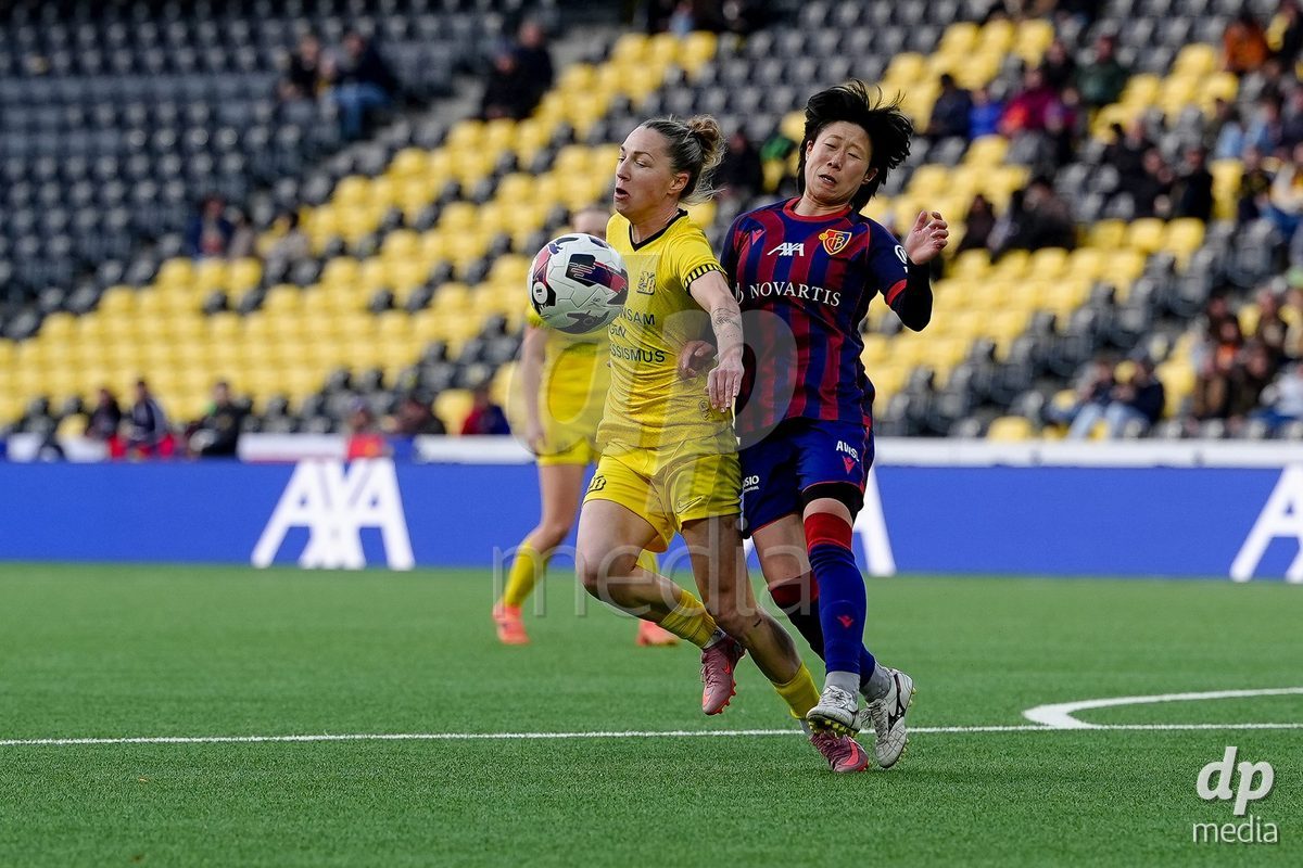 Schweiz: AXA Women's Super League 2025/26, BSC YB Frauen vs FC Basel 1893 - Stadion Wankdorf, Bern: Lisa Josten (24 YB Frauen) gegen Mai Hirata (14 FCB)