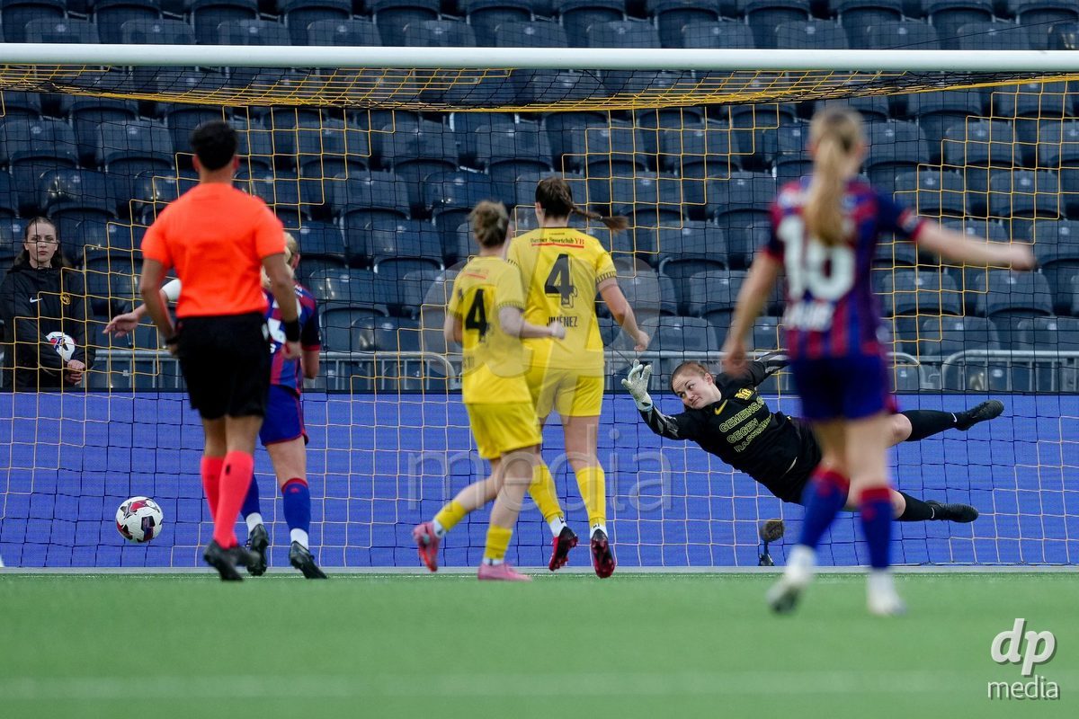 Schweiz: AXA Women's Super League 2025/26, BSC YB Frauen vs FC Basel 1893 - Stadion Wankdorf, Bern: Tor von Jana Vojtekova (20 FCB) gegen Amanda Brunholt (28 YB Frauen)