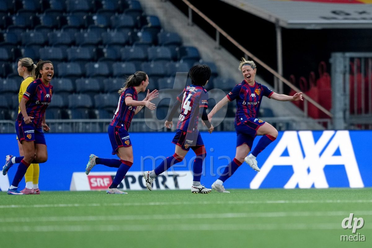 Schweiz: AXA Women's Super League 2025/26, BSC YB Frauen vs FC Basel 1893 - Stadion Wankdorf, Bern: Jana Vojtekova (20 FCB) jubelt nach ihrem Tor mit dem Team