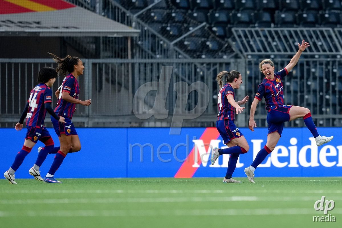 Schweiz: AXA Women's Super League 2025/26, BSC YB Frauen vs FC Basel 1893 - Stadion Wankdorf, Bern: Jana Vojtekova (20 FCB) jubelt nach ihrem Tor mit dem Team