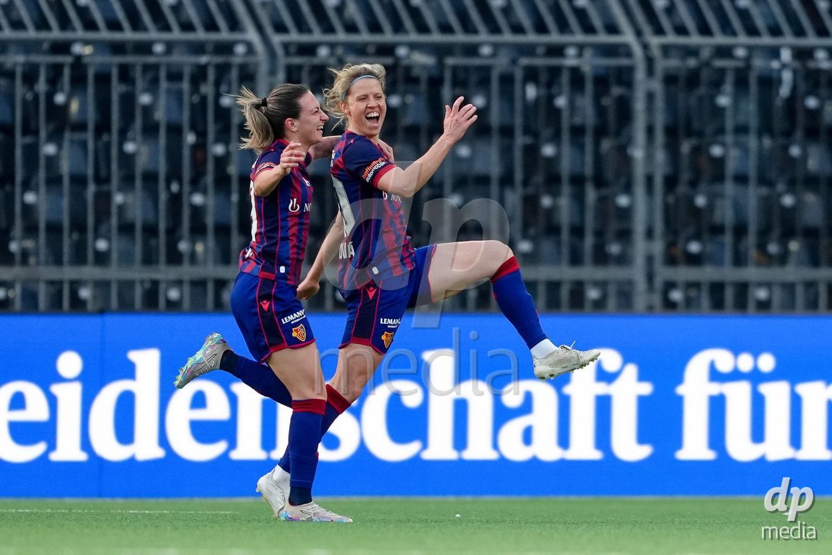 Schweiz: AXA Women's Super League 2025/26, BSC YB Frauen vs FC Basel 1893 - Stadion Wankdorf, Bern: Jana Vojtekova (20 FCB) jubelt nach ihrem Tor mit Alice Ilaria Berti (19 FCB)