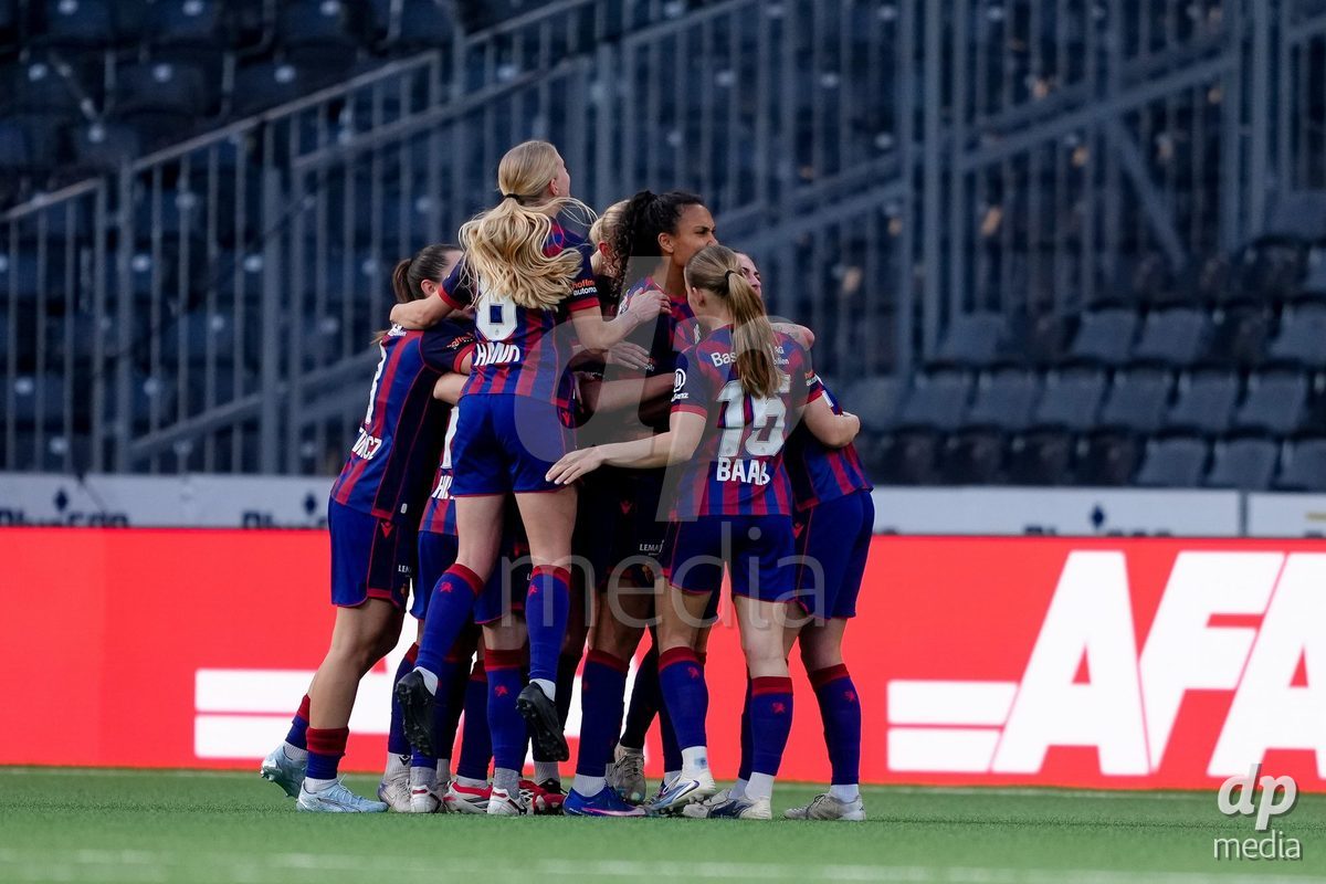 Schweiz: AXA Women's Super League 2025/26, BSC YB Frauen vs FC Basel 1893 - Stadion Wankdorf, Bern: Jana Vojtekova (20 FCB) jubelt nach ihrem Tor mit dem Team