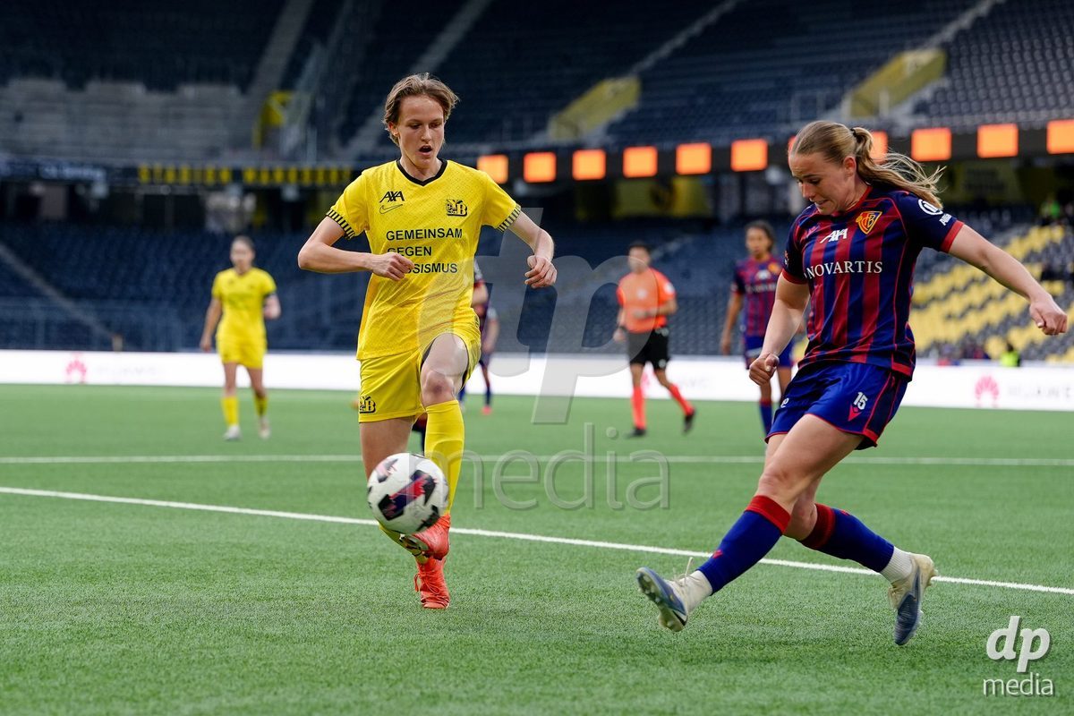 Schweiz: AXA Women's Super League 2025/26, BSC YB Frauen vs FC Basel 1893 - Stadion Wankdorf, Bern: Bianca Dysli (23 YB Frauen) gegen Antonia Baass (15 FCB)