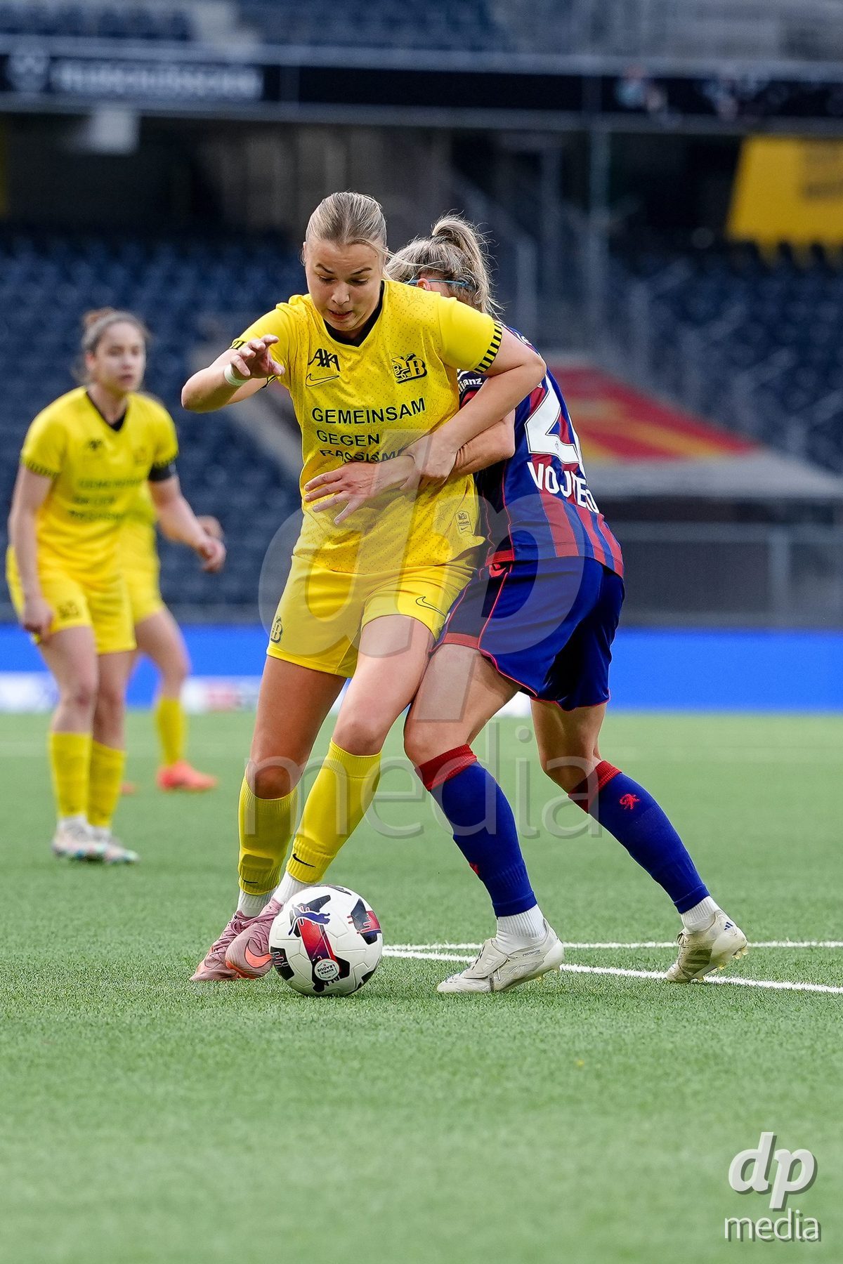 Schweiz: AXA Women's Super League 2025/26, BSC YB Frauen vs FC Basel 1893 - Stadion Wankdorf, Bern: Maja Jelcic (99 YB Frauen) gegen Jana Vojtekova (20 FCB)