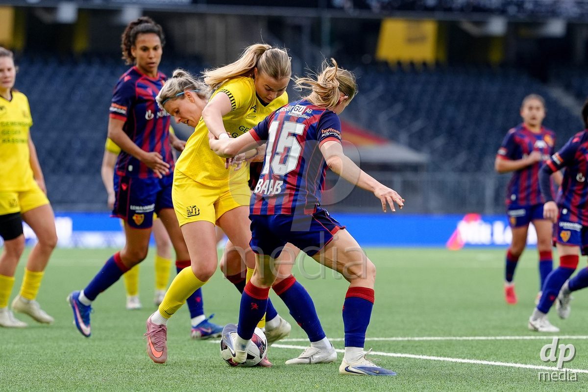 Schweiz: AXA Women's Super League 2025/26, BSC YB Frauen vs FC Basel 1893 - Stadion Wankdorf, Bern: Antonia Baass (15 FCB) und Jana Vojtekova (20 FCB) gegen Maja Jelcic (99 YB Frauen)