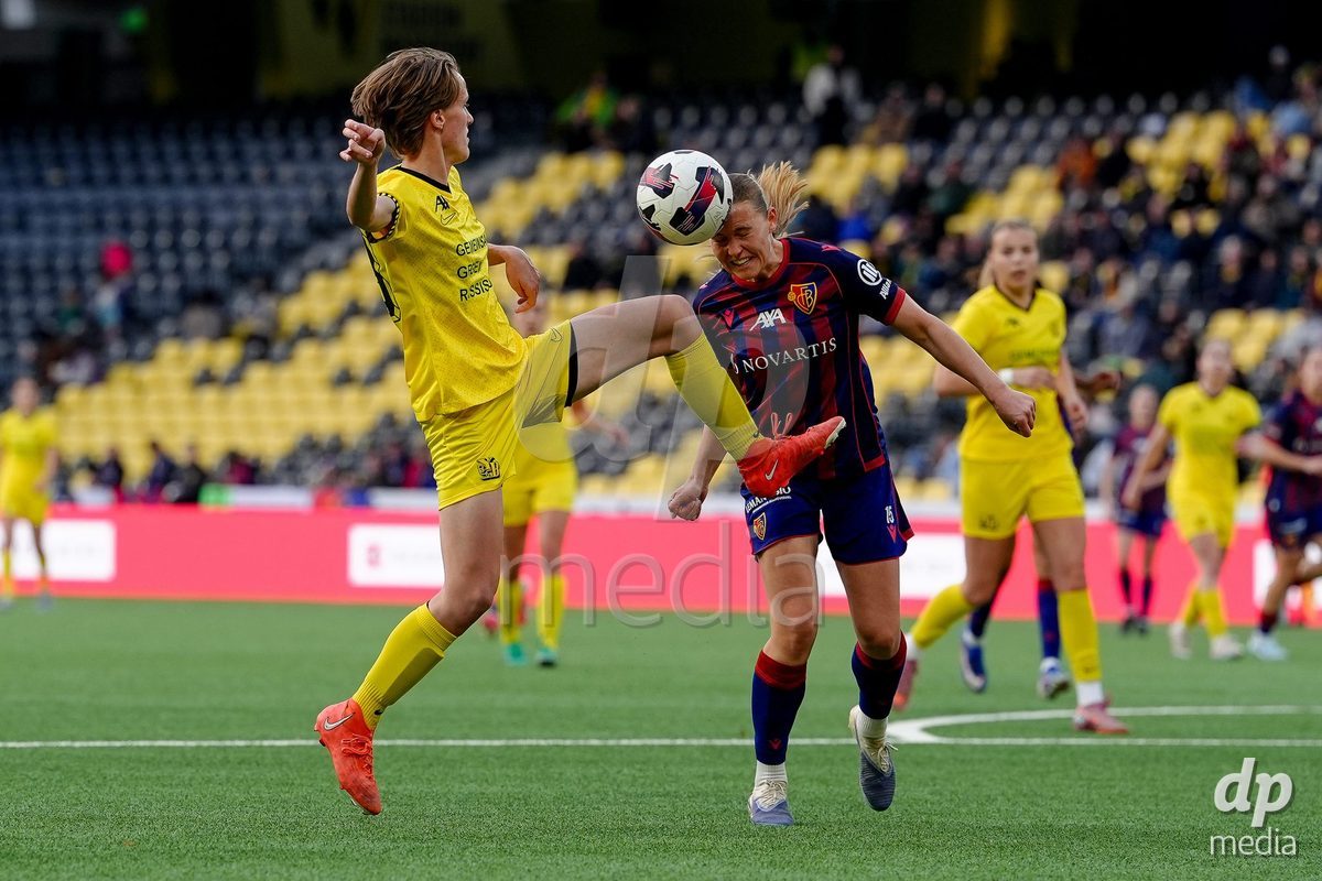Schweiz: AXA Women's Super League 2025/26, BSC YB Frauen vs FC Basel 1893 - Stadion Wankdorf, Bern: Antonia Baass (15 FCB) mit einem Kopfball gegen Bianca Dysli (23 YB Frauen)